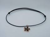 Armband mit schwarzer Blume in Silber, roseverg. mit schwarzem Kordel